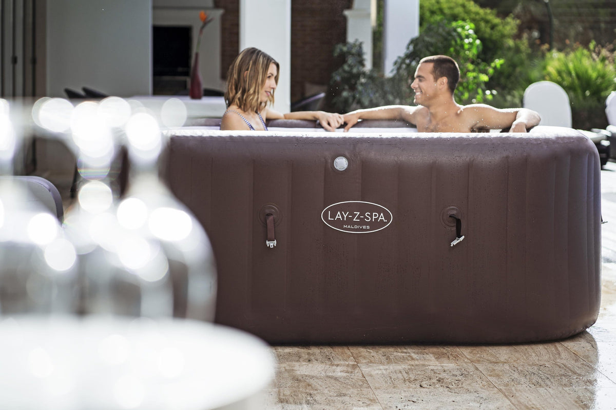 Couple se detendant dans le spa Maldives HydroJet