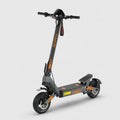 Trottinette électrique Kukirin G2 de trois quarts avant, cadre gris et orange