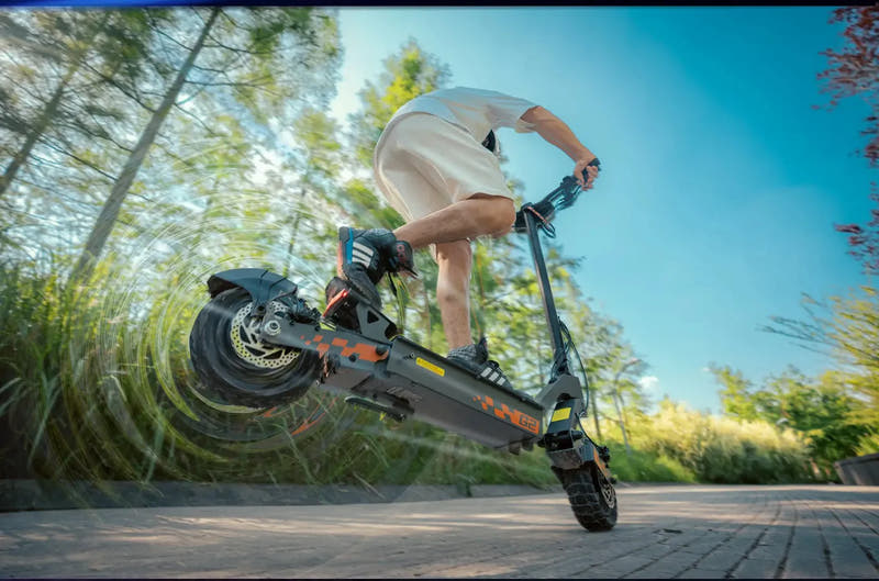 Trottinette Kukirin G2 en action sur un chemin bordé de verdure