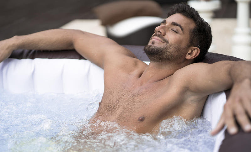 Homme se relaxant dans le spa Maldives