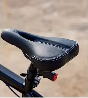 Selle rembourrée du Touroll U1 et feu arrière fixé sous la tige